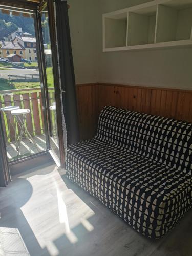 Un lugar para sentarse en Charmant appartement de montagne avec balcon
