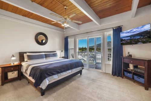 Ένα ή περισσότερα κρεβάτια σε δωμάτιο στο Tahoe Keys Townhouse with Boat Dock