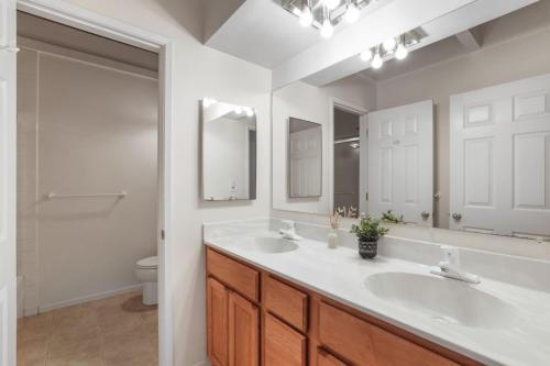 Ένα μπάνιο στο Tahoe Keys Townhouse with Boat Dock