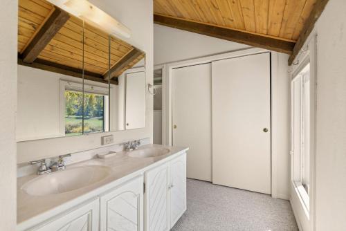Family friendly Snowmass retreat w. hot tub and pool. 5 minutes to resort photo 3