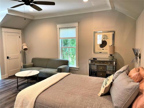 Un dormitorio con una cama y un sofá y una ventana. en 50 Stock Farm Rd - Charming Old Town Bluffton, en Bluffton