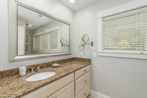 un bagno con lavandino e specchio di 8 Deer Run Lane - Sea Pines Beach And Golf a Hilton Head Island