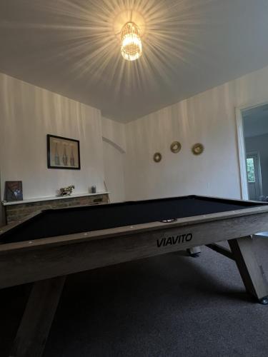 Stolní tenis v ubytování 3-Bed Cottage Sleeps 8 Walk to Thames Garden nebo okolí