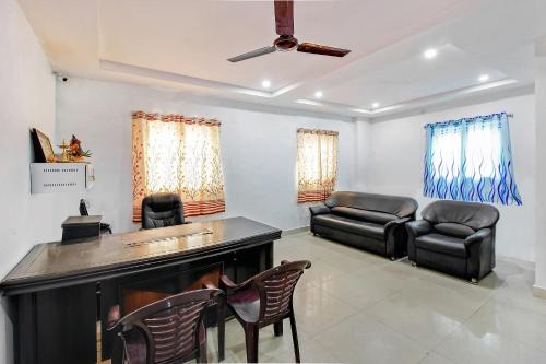 a living room with chairs and a hair salon at Super Hotel O Golden Hive Madhapur Near Shilparamam in Hyderabad