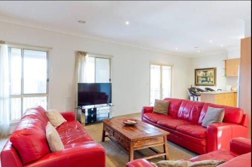 Μια τηλεόραση ή/και κέντρο ψυχαγωγίας στο Spacious Williamstown Apartment with Free Parking