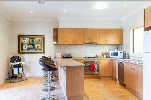 Η κουζίνα ή μικρή κουζίνα στο Spacious Williamstown Apartment with Free Parking