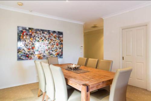 Χώρος καθιστικού στο Spacious Williamstown Apartment with Free Parking