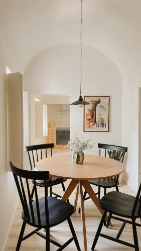 a dining room with a wooden table and chairs at Casa do Miradouro in Évora