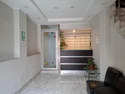 eine Lobby mit einer Glastür und einem Glastisch in der Unterkunft Hospedaje El Jardín in Lima