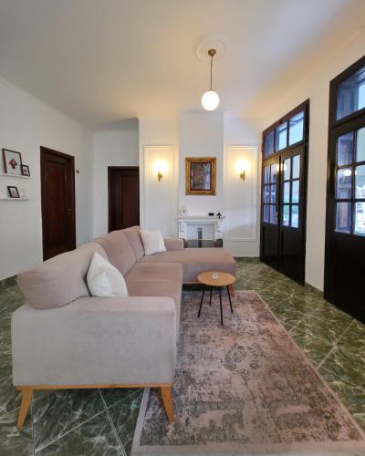 Χώρος καθιστικού στο Villa Mishel