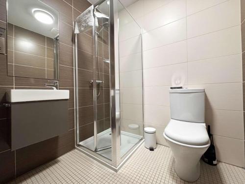 ein Badezimmer mit Dusche, Toilette und Waschbecken in der Unterkunft HNFC Stays - Lux & Free Parking in Newcastle upon Tyne