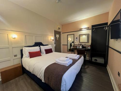ein Schlafzimmer mit einem großen Bett mit Handtüchern darauf in der Unterkunft HNFC Stays - Lux & Free Parking in Newcastle upon Tyne