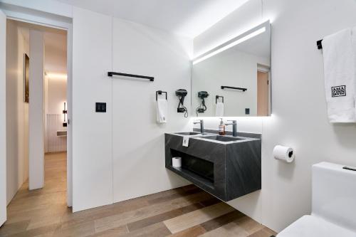 a bathroom with a sink and a mirror at Casa Guogu by AmazINN Places 2f in Panama City