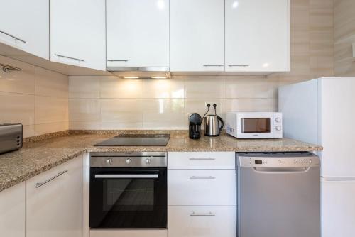 GuestReady - Warm and Inviting flat with balcony