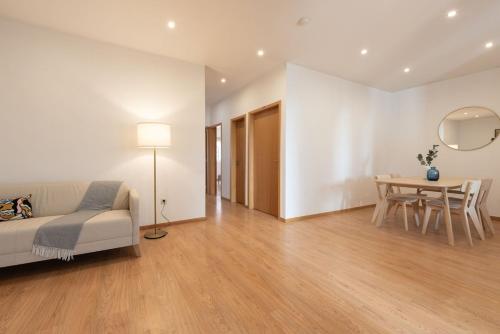 GuestReady - Warm and Inviting flat with balcony