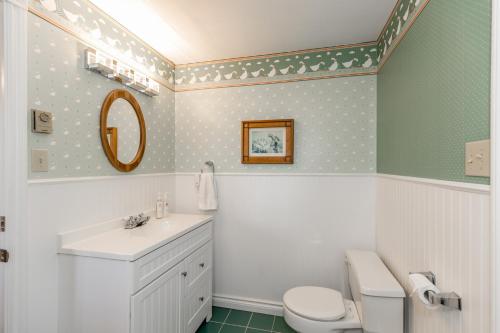 un baño con lavabo e inodoro en Mountain Ash Country Manor and Spa, en Creemore