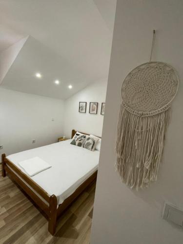 En eller flere senge i et værelse på Pepi Apartment