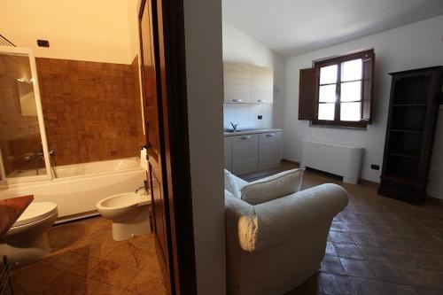 y baño con bañera, aseo y lavamanos. en Agriturismo Lapone en Orvieto