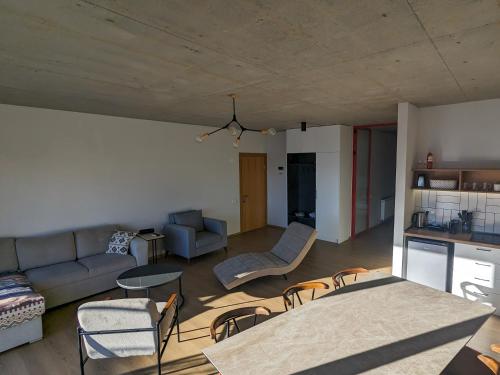 ein Wohnzimmer mit Sofa und Tisch in der Unterkunft High Gudauri - Ski in ski out - loft with terrace in Gudauri