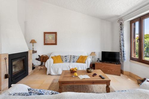 TV a/nebo společenská místnost v ubytování GuestReady - Peaceful beach villa w/ parking