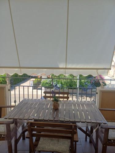 a table with a potted plant sitting on top of a roof at Respiro di Mare in Ginosa Marina