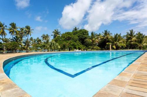 乌昆达LILAC Beachfront 1bedroom Apartment的水中有一个心形的游泳池