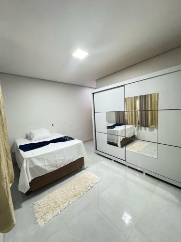 Ένα ή περισσότερα κρεβάτια σε δωμάτιο στο Casa para temporada Alta Floresta MT