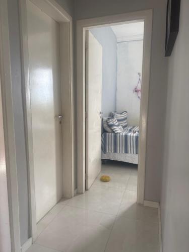 un couloir avec une porte menant à une chambre dans l'établissement Apartment for Family to COP30, à Ananindeua