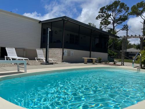Hồ bơi trong/gần NEW Daytona Beach - Cozy Vacation Home with Saltwater Pool