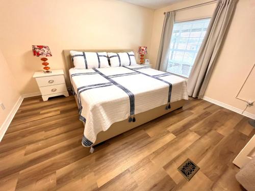 Giường trong phòng chung tại NEW Daytona Beach - Cozy Vacation Home with Saltwater Pool