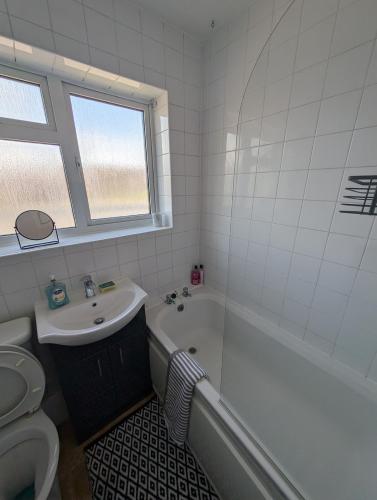 ウォリックにあるSt Johns Ctの洗面台、浴槽、トイレを備えたバスルーム