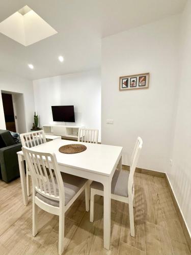 Μια τηλεόραση ή/και κέντρο ψυχαγωγίας στο Apartamentos Juvimar