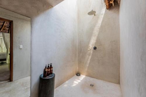 Bilik mandi di La Valise Tulum, member of Small Luxury Hotels