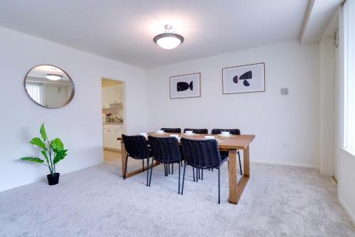 a dining room with a wooden table and chairs at Stylish Apartment Close to National Landing in Arlington
