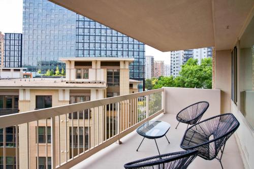a balcony with chairs and a view of a city at Stylish Apartment Close to National Landing in Arlington