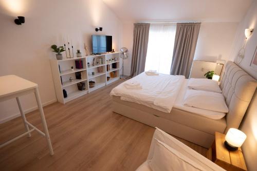 Ένα ή περισσότερα κρεβάτια σε δωμάτιο στο Charmantes City Apartment mit Domblick & Stellplatz