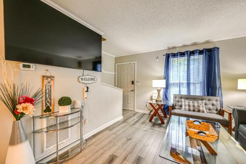 ein Wohnzimmer mit Couch und Tisch in der Unterkunft Less Than 2 Mi to ECU and Medical District Retreat with Patio in Greenville