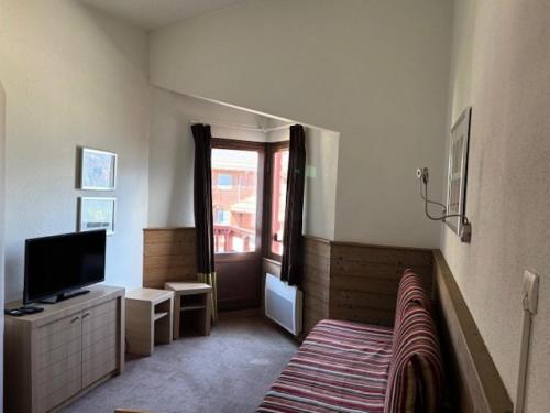 un soggiorno con un divano e una televisione di Résidence Le Britania - maeva Home - Appartement 2 pièces 4 personnes - Sélection MAE-6673 a La Tania
