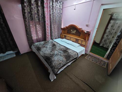 an overhead view of a bedroom with a bed and a mirror at Lake Boulevard Guest House in Srinagar