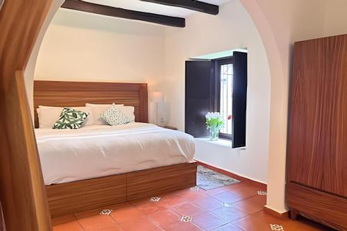 a bedroom with a bed and a window at Suite entre árboles y fogata in El Hospital