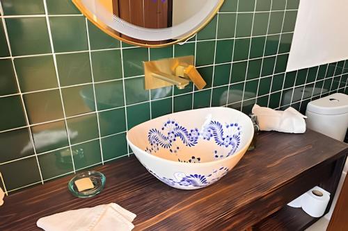 a bathroom with a bowl on a counter at Suite entre árboles y fogata in El Hospital