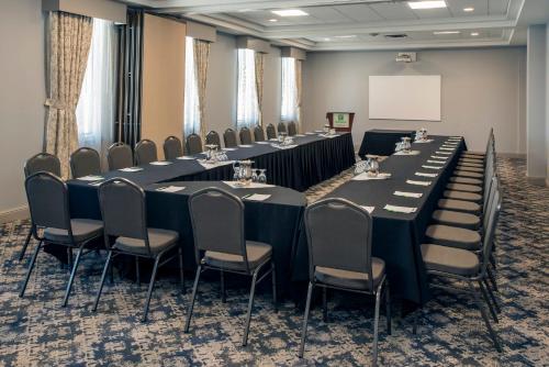 Kawasan bisnes dan/atau bilik persidangan di Holiday Inn Conference Centre Edmonton South by IHG