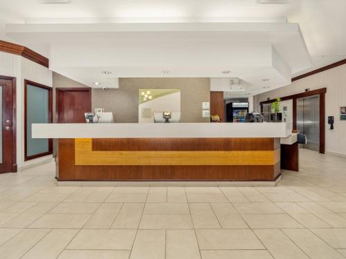 Lobi atau kawasan kaunter penerimaan di Holiday Inn Conference Centre Edmonton South by IHG