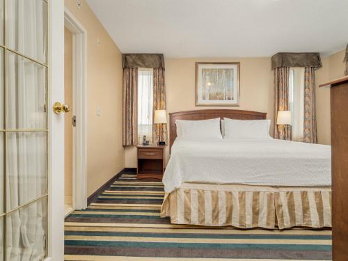 Katil atau katil-katil dalam bilik di Holiday Inn Conference Centre Edmonton South by IHG