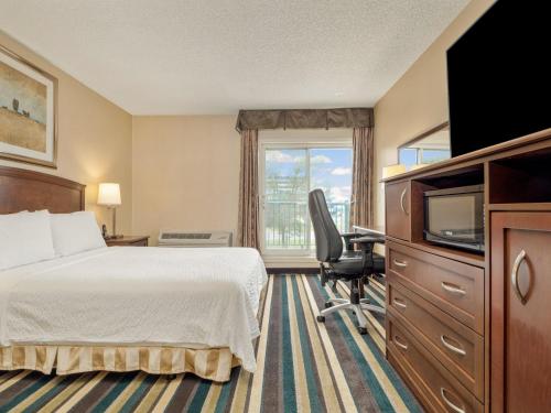 Katil atau katil-katil dalam bilik di Holiday Inn Conference Centre Edmonton South by IHG