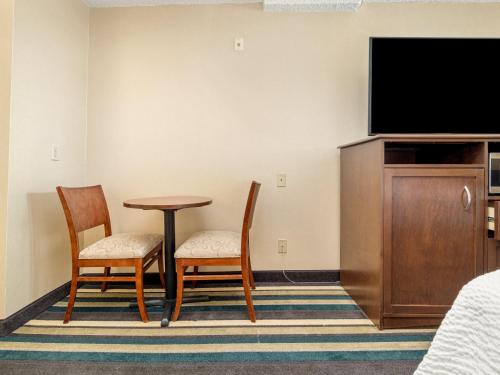 Televisyen dan/atau pusat hiburan di Holiday Inn Conference Centre Edmonton South by IHG