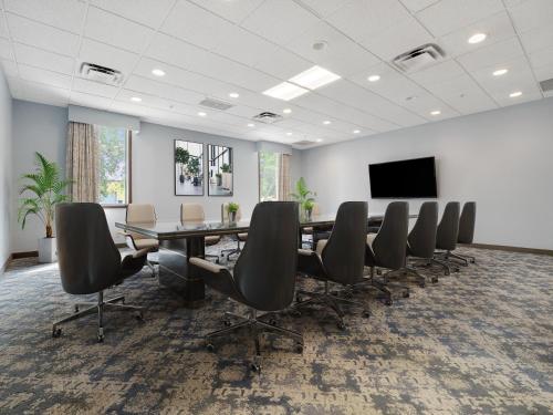 Televisyen dan/atau pusat hiburan di Holiday Inn Conference Centre Edmonton South by IHG