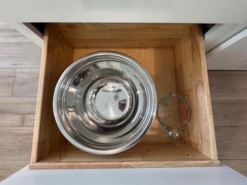 a metal bowl in a wooden box on a table at Modern 3BR, 2BAHome Near Georgetown Square Sleeps 6 in Georgetown