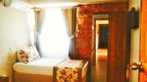 Katil atau katil-katil dalam bilik di Odunluk Tas Konak Hotel