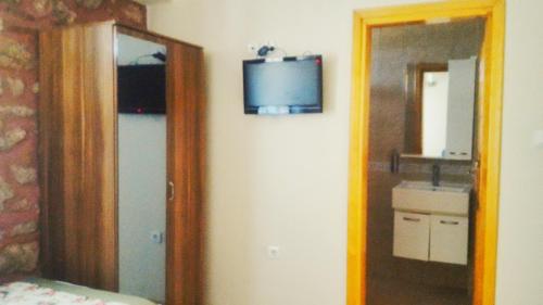 Televisyen dan/atau pusat hiburan di Odunluk Tas Konak Hotel